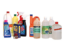 Plusieurs bouteilles de produits d’entretien et de nettoyage